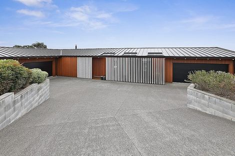 Photo of property in 17 Manurau Crescent, Merrilands, New Plymouth, 4312