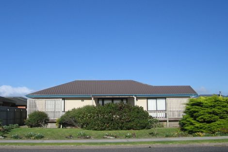 Photo of property in 132 Field Way, Waikanae Beach, Waikanae, 5036