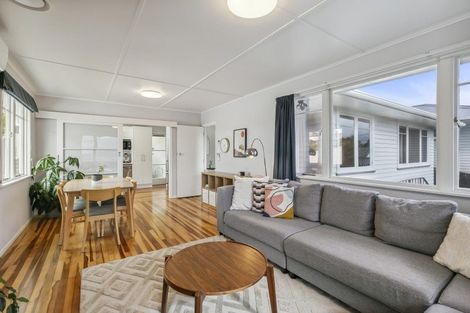 Photo of property in 15 Link Road, Newlands, Wellington, 6037