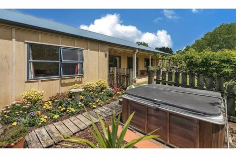 Photo of property in 11 Pineview Lane, Helensville, 0875
