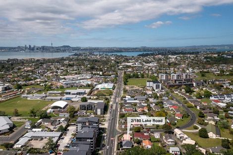 Photo of property in 2/180 Lake Road, Northcote, Auckland, 0627
