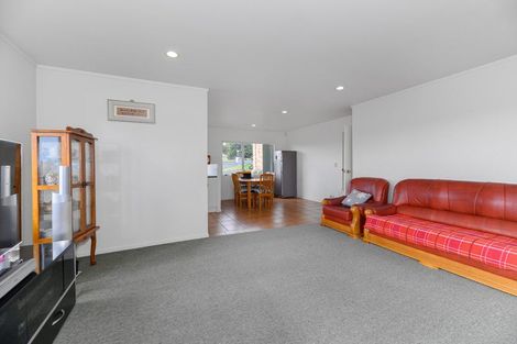 Photo of property in 60 Hewlett Road, Massey, Auckland, 0614