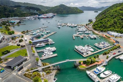 Photo of property in 39 Waikawa Road, Picton, 7220