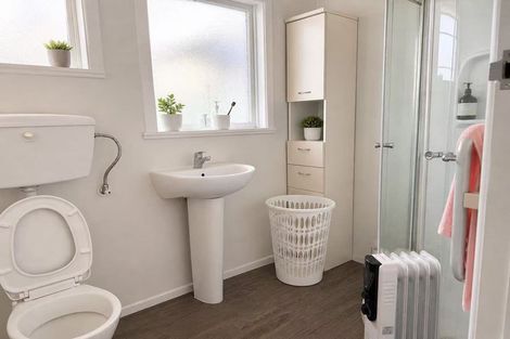 Photo of property in 1/24 Knights Road, Rothesay Bay, Auckland, 0630