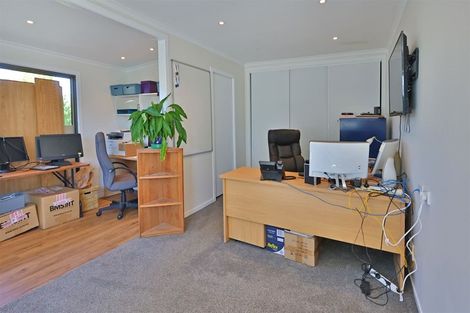 Photo of property in 4 Tasman Avenue, Henderson Valley, Auckland, 0614