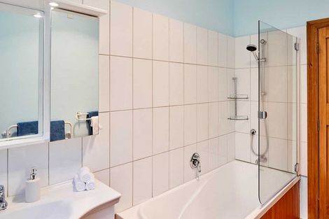 Photo of property in 25 Rona Street, Eastbourne, Lower Hutt, 5013