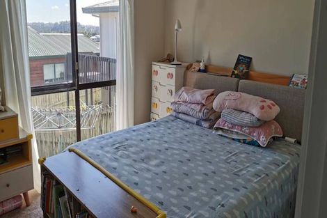 Photo of property in 2/17 Grenadine Place, Unsworth Heights, Auckland, 0632