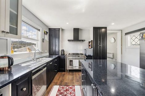 Photo of property in 8 Glendavar Street, Berhampore, Wellington, 6023