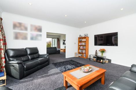 Photo of property in 4 Saint Heliers Grove, Fitzherbert, Palmerston North, 4410