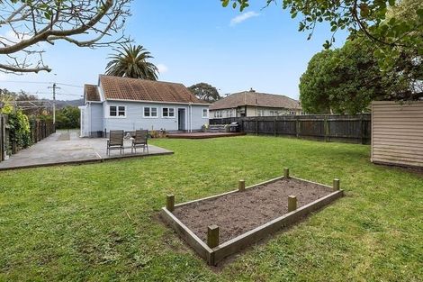 Photo of property in 114 Cambridge Terrace, Fairfield, Lower Hutt, 5011