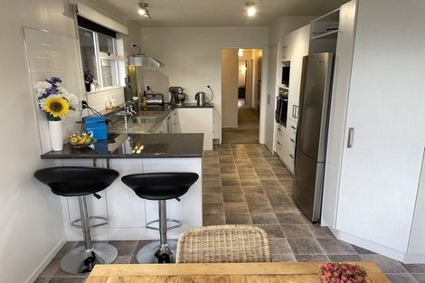 Photo of property in 13 Matthew Place, Kawaha Point, Rotorua, 3010