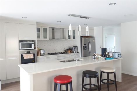 Photo of property in 16 Sohlue Place, Oteha, Auckland, 0632