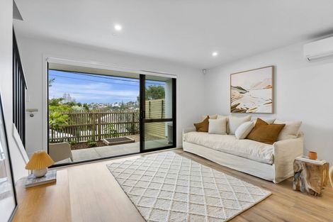 Photo of property in 2/35 Garadice Road, Rothesay Bay, Auckland, 0630