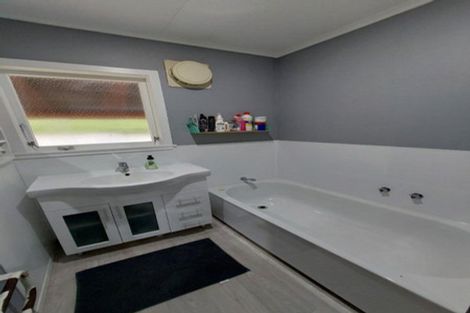 Photo of property in 8 Riversdale Drive, Merrilands, New Plymouth, 4312