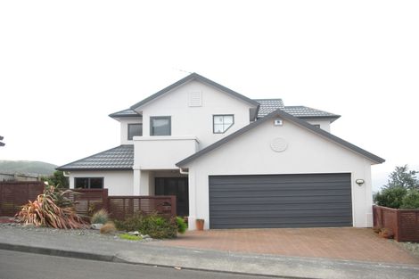 Photo of property in 7 Bennett Grove, Newlands, Wellington, 6037