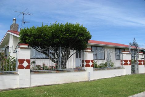 Photo of property in 2 Tarata Crescent, Mangere Bridge, Auckland, 2022