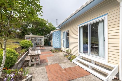 Photo of property in 18 Colchester Crescent, Newlands, Wellington, 6037