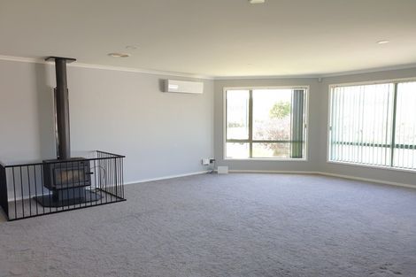 Photo of property in 2 Te Kauri Place, Helensville, 0800