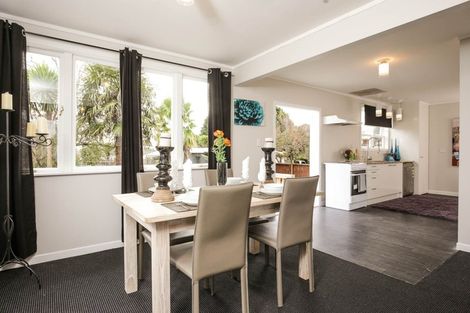 Photo of property in 10 Royal View Road, Te Atatu South, Auckland, 0610