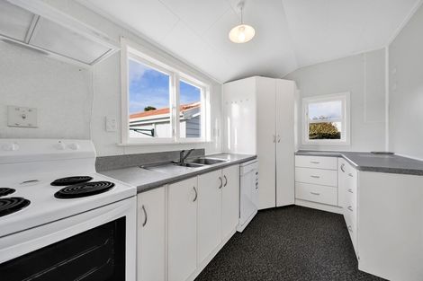 Photo of property in 10 Burns Street, Hawera, 4610