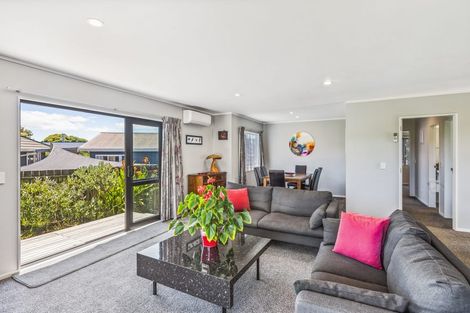 Photo of property in 7 Adrian Grove, Waikanae Beach, Waikanae, 5036