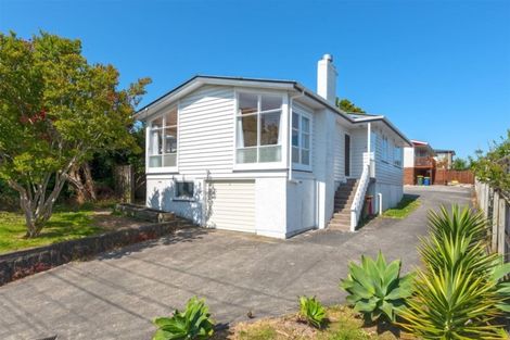 Photo of property in 41 Sunnyside Road, Sunnyvale, Auckland, 0612
