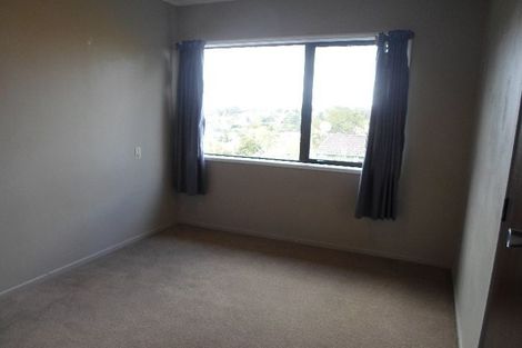 Photo of property in 1/7 Deverell Place, Northcross, Auckland, 0632