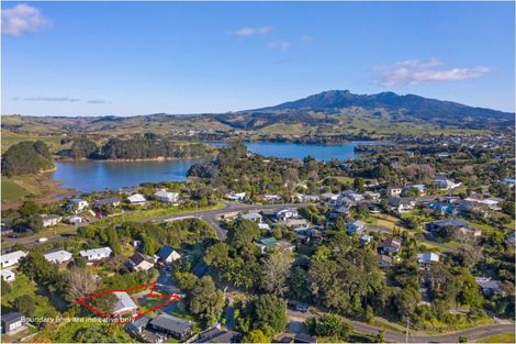 Photo of property in 1 Cross Street, Raglan, 3225