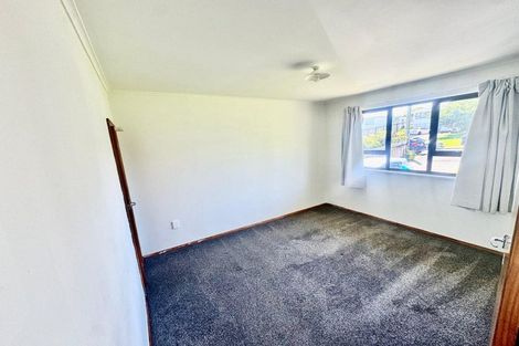 Photo of property in 11 Springside Place, New Lynn, Auckland, 0600