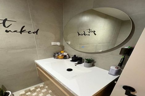 Photo of property in 4/89 Beach Road, Te Atatu Peninsula, 0610