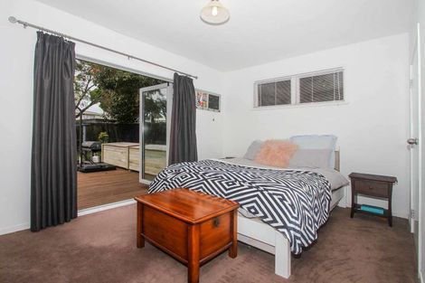 Photo of property in 96 Millbrook Road, Sunnyvale, Auckland, 0612
