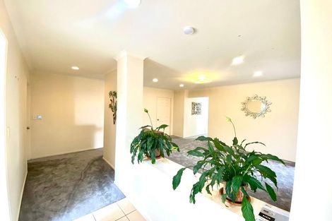 Photo of property in 12 Chadlington Avenue, Henderson, Auckland, 0612