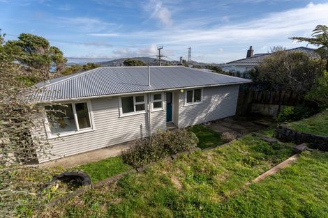 Photo of property in 8 Brooker Grove, Newlands, Wellington, 6037