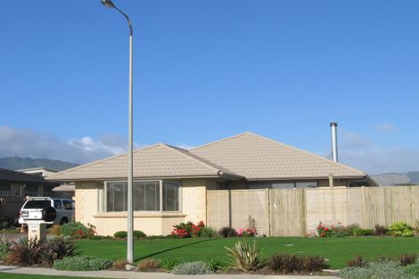 Photo of property in 136 Field Way, Waikanae Beach, Waikanae, 5036