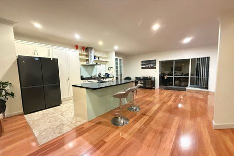 Photo of property in 33 Midhurst Avenue, Henderson, Auckland, 0612