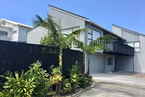 Photo of property in 1/18 Wernham Place, Northcote, Auckland, 0626