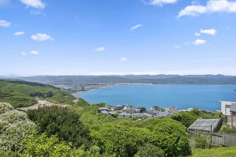 Photo of property in 9 Bennett Grove, Newlands, Wellington, 6037