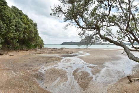 Photo of property in 43 Tahunatapu Road, Parua Bay, Whangarei, 0174