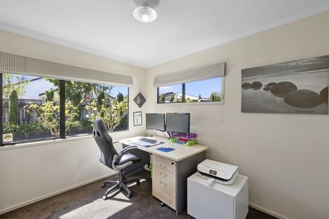 Photo of property in 7 Taylor Place, Merrilands, New Plymouth, 4312