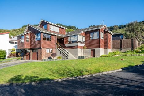Photo of property in 11 Duval Grove, Tawa, Wellington, 5028