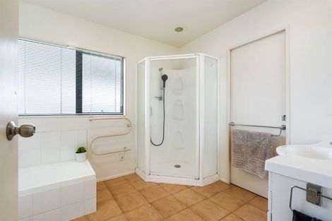 Photo of property in 8a Aeroview Drive, Beach Haven, Auckland, 0626