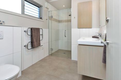 Photo of property in 15 Miami Place, One Tree Point, 0118