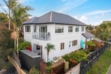 Photo of property in 52 Rising Parade, Fairview Heights, Auckland, 0632