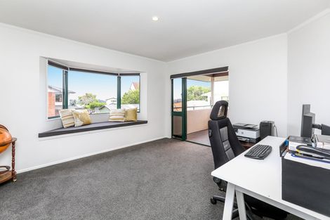 Photo of property in 9 Sandel Rise, Merrilands, New Plymouth, 4312