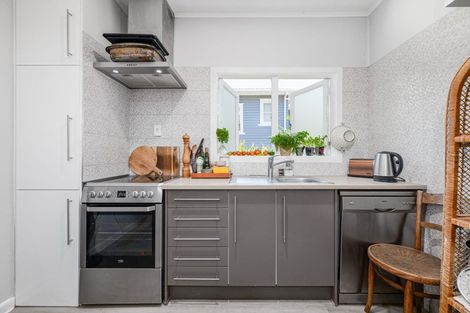 Photo of property in 70 Savoy Road, Glen Eden, Auckland, 0602