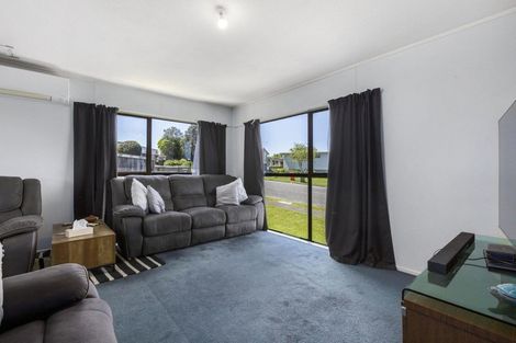 Photo of property in 27 Sombrero View, Ascot Park, Porirua, 5024