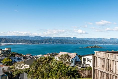 Photo of property in 44 Somes Crescent, Newlands, Wellington, 6037