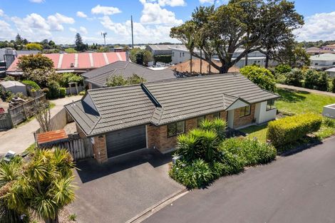 Photo of property in 10 Magnolia Drive, Waiuku, 2123