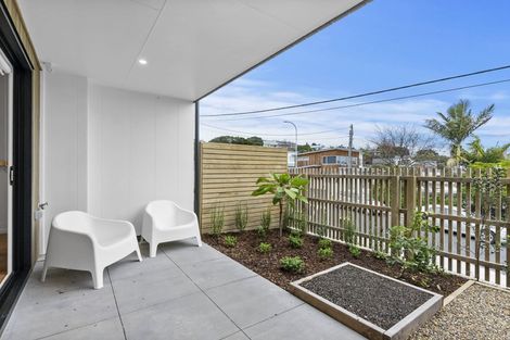 Photo of property in 2/35 Garadice Road, Rothesay Bay, Auckland, 0630
