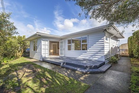 Photo of property in 3 Baylands Drive, Newlands, Wellington, 6037